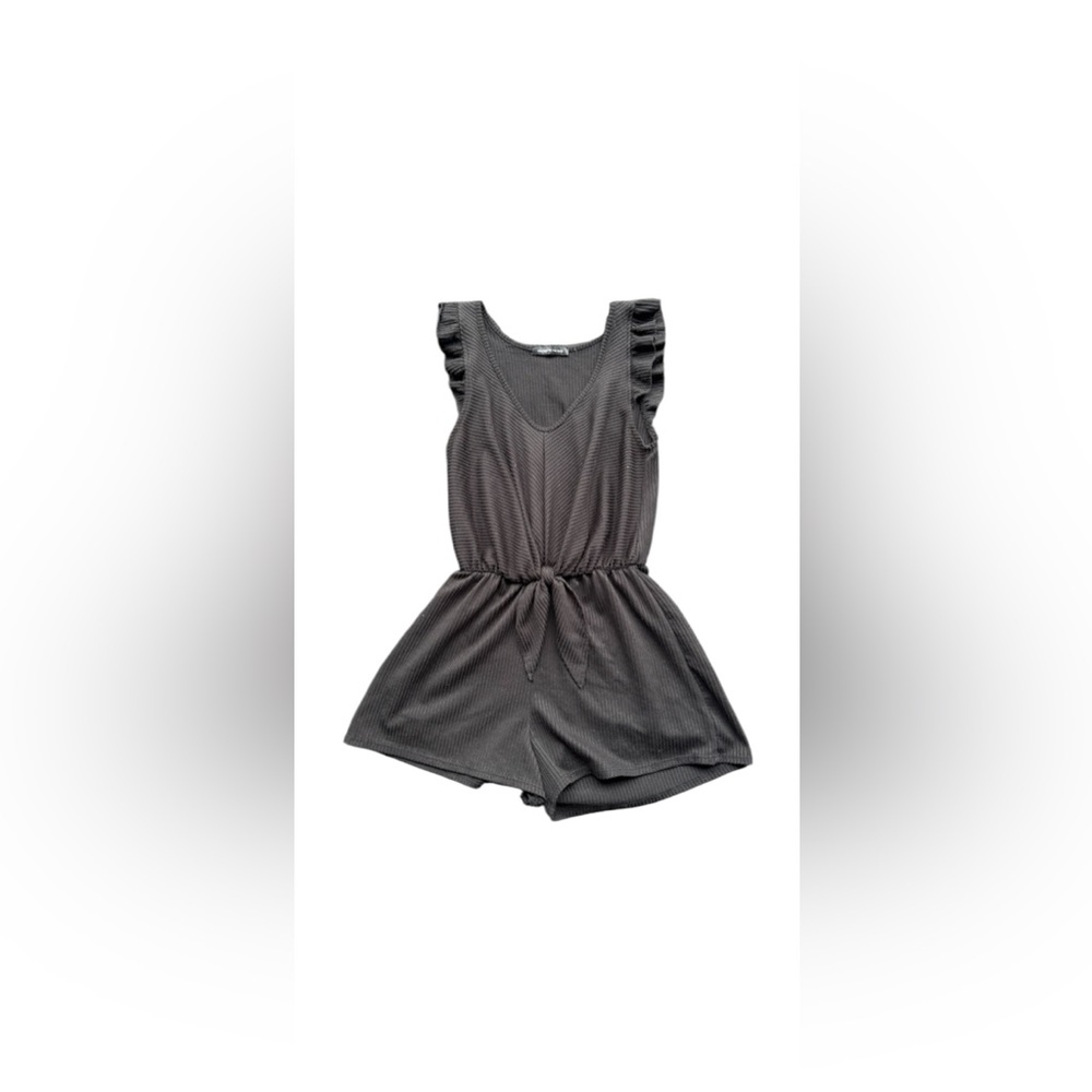 ✨Black ribbed romper with ruffle sleeves and tie waist✨